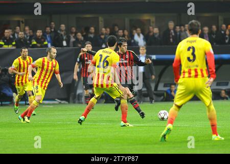 Kaka de l'AC Milan entouré de joueurs du FC Barcelone lors du match H de football de l'UEFA Champions League 2013/2014 entre l'AC Milan et le FC Barcelone le 22 octobre 2013 à Milan, Italie. Photo Massimo Cebrelli / DPPI Banque D'Images