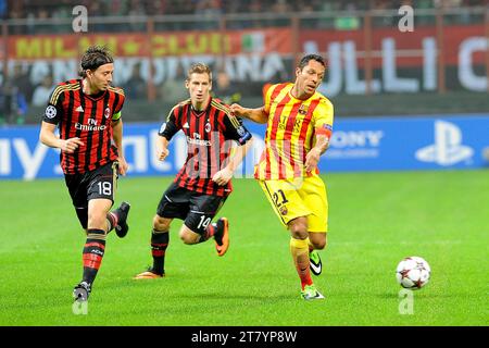 Adriano du FC Barcelone contre Riccarco Montolivo et Valter Birsa de l'AC Milan lors du match de football H de l'UEFA Champions League 2013/2014 entre l'AC Milan et le FC Barcelone le 22 octobre 2013 à Milan, Italie. Photo Massimo Cebrelli / DPPI Banque D'Images