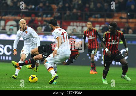 Alessandro Matri de l'AC Milan s'est battu contre Mehdi Benatia de L'AS Roma lors du match de football de Serie A Du championnat italien 2013/2014 entre l'AC Milan et L'AS Roma le 16 décembre 2013 au stade Giuseppe Meazza de Milan, Italie. Photo Massimo Cebrelli / DPPI Banque D'Images