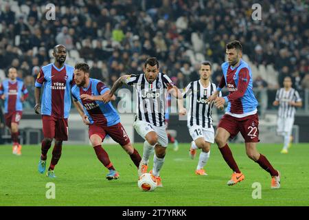 Carlos Tevez du FC Juventus est suivi par les joueurs de Trabzonspor AS lors de la première manche du match de football de l'UEFA Europa League de 32 entre le FC Juventus et Trabzonspor AS le 20 février 2014 à Turin, en Italie. Photo Massimo Cebrelli / DPPI Banque D'Images