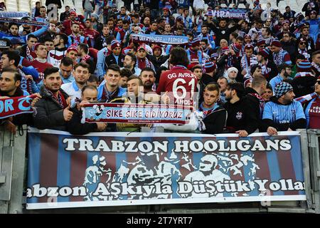 Les fans de Trabzonspor AS montrent leurs foulards lors du match de football de l'UEFA Europa League de 32 première manche entre le FC Juventus et Trabzonspor AS le 20 février 2014 à Turin, en Italie. Photo Massimo Cebrelli / DPPI Banque D'Images