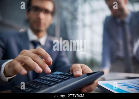 L'homme d'affaires le calcul de budgets, factures et conseiller financier à travailler. Banque D'Images