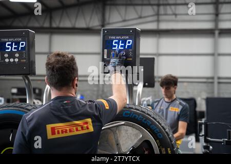 Les monteurs de Pirelli attachent les roues aux pneus désignés pour chaque équipe, Grand Prix du Mexique, Mexique, 26 octobre 2023. Banque D'Images