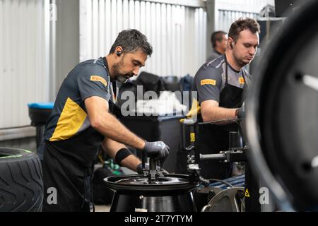 Les monteurs de Pirelli attachent les roues aux pneus désignés pour chaque équipe, Grand Prix du Mexique, Mexique, 26 octobre 2023. Banque D'Images