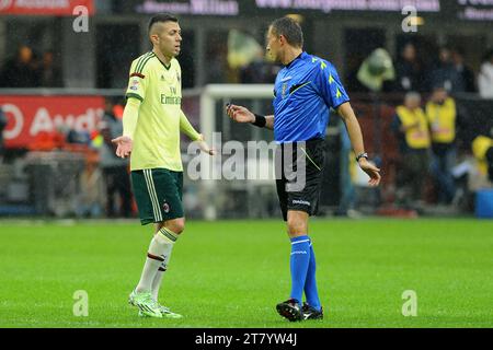 Jeremy menez de l'AC Milan dispute avec l'arbitre Paolo Valeri lors du championnat italien Serie A match de football entre l'AC Milan et l'Udinese le 30 novembre 2014 au stade San Siro de Milan, en Italie. Photo Massimo Cebrelli / DPPI Banque D'Images