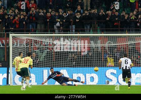 Jeremy menez de l'AC Milan marque depuis le point de penalty le but d'ouverture lors du match de football de Serie A entre l'AC Milan et l'Udinese le 30 novembre 2014 au stade San Siro de Milan, en Italie. Photo Massimo Cebrelli / DPPI Banque D'Images