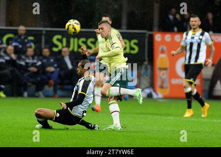 Jeremy menez de l'AC Milan est attaqué par Danilo de l'Udinese Calcio lors du championnat italien Serie A match de football entre l'AC Milan et l'Udinese le 30 novembre 2014 au stade San Siro de Milan, en Italie. Photo Massimo Cebrelli / DPPI Banque D'Images