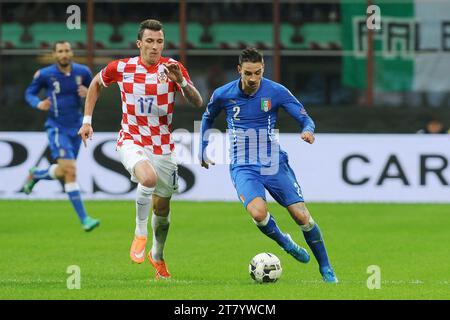 Mattia de Sciglio d'Italie contrôle le ballon suivi par Mario Mahdzukic de Croatie lors du Championnat d'Europe de l'UEFA 2016 qualifiant le Groupe H entre l'Italie et la Croatie le 16 novembre 2014 au stade Giuseppe Meazza de Milan, en Italie. Photo Massimo Cebrelli / DPPI Banque D'Images