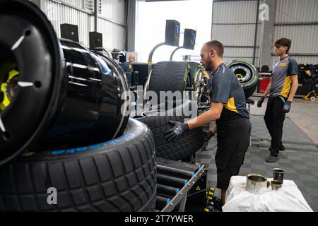 Les monteurs de Pirelli attachent les roues aux pneus désignés pour chaque équipe, Grand Prix du Mexique, Mexique, 26 octobre 2023. Banque D'Images