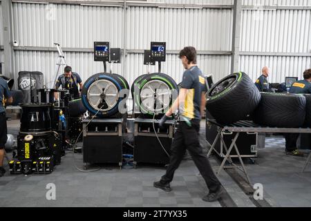 Les monteurs de Pirelli attachent les roues aux pneus désignés pour chaque équipe, Grand Prix du Mexique, Mexique, 26 octobre 2023. Banque D'Images