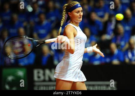 Kristina Mladenovic, de France, joue un coup de main contre Sara Errani, d'Italie, lors du premier tour du match de la Fed Cup 2015 entre l'Italie et la France au 105 Stadium, le 08 janvier 2015 à Gênes, en Italie. Photo Massimo Cebrelli/DPPI Banque D'Images