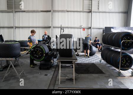 Les monteurs de Pirelli attachent les roues aux pneus désignés pour chaque équipe, Grand Prix du Mexique, Mexique, 26 octobre 2023. Banque D'Images