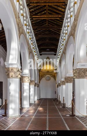 Tolède, Espagne, 08.10.21. Synagogue de Santa Maria la Blanca (synagogue Ibn Shoshan), allée centrale de la nef, piliers blancs avec chapiteaux dorés et niche Banque D'Images