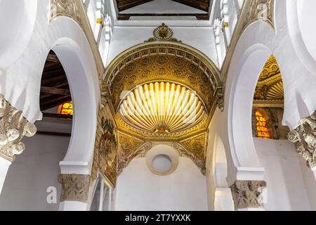 Tolède, Espagne, 08.10.21. Coquille Saint-Jacques niche en arc d'or, emplacement pour l'arche de la Torah au centre de la synagogue de Santa Maria la Blanca (Ibn Shoshan Banque D'Images