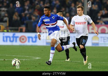 Samuel ETO'o de l'UC Sampdoria court pour le ballon suivi par Xherdan Shaqiri du FC Inter Milan lors du match de football Serie A entre l'UC Sampdoria et le FC Internazionale le 22 mars 2015 au stade Luigi Ferraris de Gênes, en Italie. Photo Massimo Cebrelli / DPPI Banque D'Images