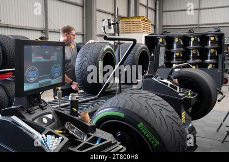 Les monteurs de Pirelli attachent les roues aux pneus désignés pour chaque équipe, Grand Prix du Mexique, Mexique, 26 octobre 2023. Banque D'Images