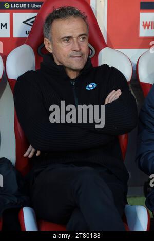 Reims, France. 11 novembre 2023. Entraîneur du PSG Luis Enrique lors du match de championnat de France de Ligue 1 entre le Stade de Reims et le Paris Saint-Germain le 11 novembre 2023 au stade Auguste Delaune de Reims - photo Jean Catuffe/DPPI crédit : DPPI Media/Alamy Live News Banque D'Images