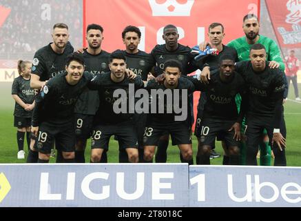 Reims, France. 11 novembre 2023. L'équipe du PSG pose devant le match de championnat de France de Ligue 1 entre le Stade de Reims et le Paris Saint-Germain le 11 novembre 2023 au stade Auguste Delaune de Reims, France - photo Jean Catuffe/DPPI crédit : DPPI Media/Alamy Live News Banque D'Images