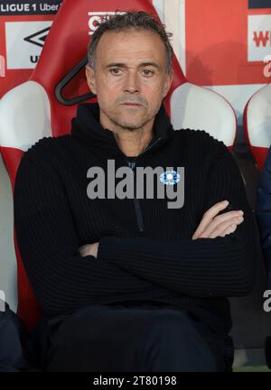 Reims, France. 11 novembre 2023. Entraîneur du PSG Luis Enrique lors du match de championnat de France de Ligue 1 entre le Stade de Reims et le Paris Saint-Germain le 11 novembre 2023 au stade Auguste Delaune de Reims - photo Jean Catuffe/DPPI crédit : DPPI Media/Alamy Live News Banque D'Images