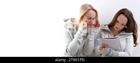 Professeur de psychologue scolaire femme parlant et aidant l'élève, adolescente. Photo de haute qualité Banque D'Images