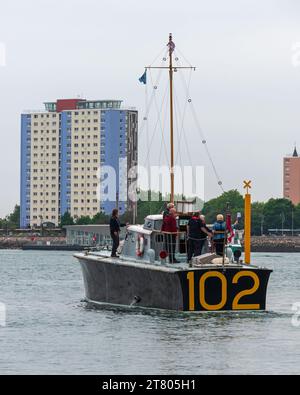 Le Motor Torpedo Boat 102 restauré (MTB102) quitte le chantier naval historique de Portsmouth Naval base, Hampshire, Angleterre Banque D'Images