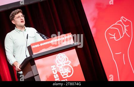 Brunswick, Allemagne. 17 novembre 2023. Philipp Türmer, candidat à la présidence fédérale des jeunes socialistes (Jusos), prononce son discours de candidature au Congrès fédéral des jeunes socialistes (Jusos). Crédit : Moritz Frankenberg/dpa/Alamy Live News Banque D'Images