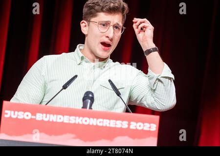 Brunswick, Allemagne. 17 novembre 2023. Philipp Türmer, candidat à la présidence fédérale des jeunes socialistes (Jusos), prononce son discours de candidature au Congrès fédéral des jeunes socialistes (Jusos). Crédit : Moritz Frankenberg/dpa/Alamy Live News Banque D'Images