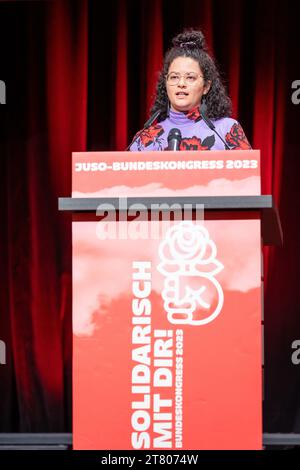 Brunswick, Allemagne. 17 novembre 2023. Sarah Mohamed, candidate à la présidence fédérale de Jusos, prononce son discours de candidature au Congrès fédéral des jeunes socialistes (Jusos). Crédit : Moritz Frankenberg/dpa/Alamy Live News Banque D'Images