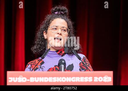 Brunswick, Allemagne. 17 novembre 2023. Sarah Mohamed, candidate à la présidence fédérale de Jusos, prononce son discours de candidature au Congrès fédéral des jeunes socialistes (Jusos). Crédit : Moritz Frankenberg/dpa/Alamy Live News Banque D'Images