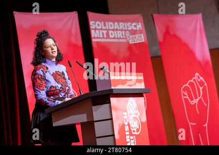 Brunswick, Allemagne. 17 novembre 2023. Sarah Mohamed, candidate à la présidence fédérale de Jusos, prononce son discours de candidature au Congrès fédéral des jeunes socialistes (Jusos). Crédit : Moritz Frankenberg/dpa/Alamy Live News Banque D'Images