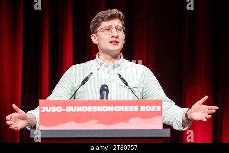 Brunswick, Allemagne. 17 novembre 2023. Philipp Türmer, candidat à la présidence fédérale des jeunes socialistes (Jusos), prononce son discours de candidature au Congrès fédéral des jeunes socialistes (Jusos). Crédit : Moritz Frankenberg/dpa/Alamy Live News Banque D'Images