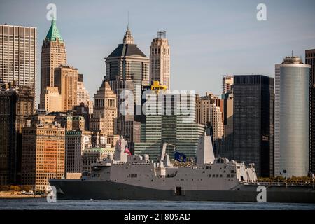 New York, États-Unis. 08 novembre 2023. New York : navire militaire américain devant Manhattan, novembre 2023. Photo de Denis Prezat/ABACAPRESS.COM crédit : Abaca Press/Alamy Live News Banque D'Images