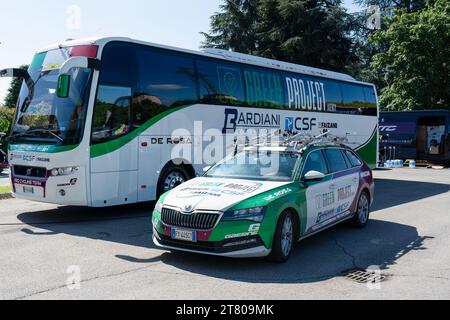 Montecchio Emilia, Emilia-Romagna Italie - Mai 17 2023 : vélos, coureurs et ressources du Giro d'Italia 2023, une course cycliste par étapes de 3 semaines du Grand Tour Banque D'Images