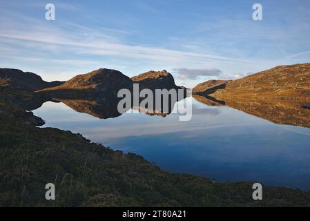 Réflexion dans un Lochan Nord de Scourie, Sutherland, Nord-Ouest de l'Écosse, Royaume-Uni Banque D'Images