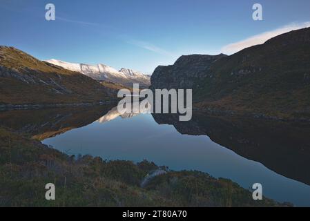 Réflexion dans un Lochan Nord de Scourie, Sutherland, Nord-Ouest de l'Écosse, Royaume-Uni Banque D'Images