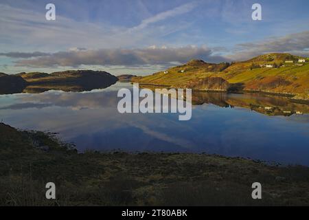 Réflexion sur Loch Inchard, Sutherland Nord-Ouest de l'Écosse, Royaume-Uni Banque D'Images