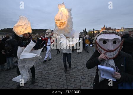 Prague, République tchèque. 17 novembre 2023. Parade de carnaval le Festival de velours est allé de Maltezske namesti via le pont Charles au Campus Hybernska à Prague, République tchèque, le 17 novembre 2023, à l'occasion de la célébration de la Journée de lutte pour la liberté et la démocratie, pour commémorer les événements du 17 novembre 1989 et l'anniversaire de la Révolution de velours. Crédit : vit Simanek/CTK photo/Alamy Live News Banque D'Images