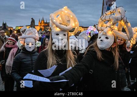 Prague, République tchèque. 17 novembre 2023. Parade de carnaval le Festival de velours est allé de Maltezske namesti via le pont Charles au Campus Hybernska à Prague, République tchèque, le 17 novembre 2023, à l'occasion de la célébration de la Journée de lutte pour la liberté et la démocratie, pour commémorer les événements du 17 novembre 1989 et l'anniversaire de la Révolution de velours. Crédit : vit Simanek/CTK photo/Alamy Live News Banque D'Images