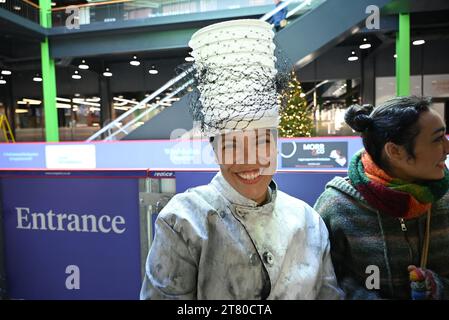 Cet hiver, le quartier de Wimbledon échange des balles de tennis contre des boules de neige et apporte une toute nouvelle patinoire à SW19 ! Inaugurée le 18 novembre 2023 et prometteuse de plaisir pour toute la famille, notre impressionnante patinoire est installée sous un nouveau toit rétractable, assurant un patinage à l’épreuve des intempéries pour tous, que ce soit sous les étoiles par une nuit claire ou profiter de plaisir hivernal sous le toit lorsque les conditions sont plus typiquement britanniques! Banque D'Images