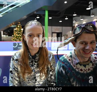 Cet hiver, le quartier de Wimbledon échange des balles de tennis contre des boules de neige et apporte une toute nouvelle patinoire à SW19 ! Inaugurée le 18 novembre 2023 et prometteuse de plaisir pour toute la famille, notre impressionnante patinoire est installée sous un nouveau toit rétractable, assurant un patinage à l’épreuve des intempéries pour tous, que ce soit sous les étoiles par une nuit claire ou profiter de plaisir hivernal sous le toit lorsque les conditions sont plus typiquement britanniques! Banque D'Images