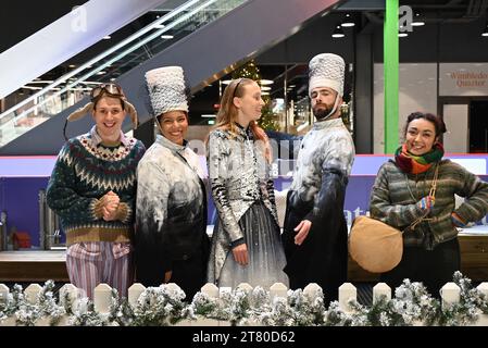 Cet hiver, le quartier de Wimbledon échange des balles de tennis contre des boules de neige et apporte une toute nouvelle patinoire à SW19 ! Inaugurée le 18 novembre 2023 et prometteuse de plaisir pour toute la famille, notre impressionnante patinoire est installée sous un nouveau toit rétractable, assurant un patinage à l’épreuve des intempéries pour tous, que ce soit sous les étoiles par une nuit claire ou profiter de plaisir hivernal sous le toit lorsque les conditions sont plus typiquement britanniques! Banque D'Images