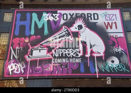 Londres, Royaume-Uni. 17 novembre 2023. Vue générale du magasin de divertissement HMV lorsqu'il retourne à son emplacement phare au 363 Oxford Street. Le magasin a fermé en 2019 après presque 100 ans en raison de problèmes financiers, et devrait rouvrir le 24 novembre. (Image de crédit : © Vuk Valcic/SOPA Images via ZUMA Press Wire) USAGE ÉDITORIAL SEULEMENT! Non destiné à UN USAGE commercial ! Crédit : ZUMA Press, Inc./Alamy Live News Banque D'Images