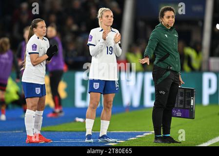 Leicester, Royaume-Uni. 27 octobre 2023. Fran Kirby (14) d'Angleterre, Rachel Daly (19) d'Angleterre et la 4e officielle Ifeoma Kulmala de Finlande photographiée lors d'un match de football entre l'équipe nationale féminine d'Angleterre, appelée les Lionnes et la Belgique, appelé The Red Flames lors de la 3e journée de la compétition de l'UEFA Women's Nations League 2023-24 dans le groupe A1, le vendredi 27 octobre 2023 à Leicester, en Angleterre. Photo Stijn Audooren | crédit : Sportpix/Alamy Live News Banque D'Images