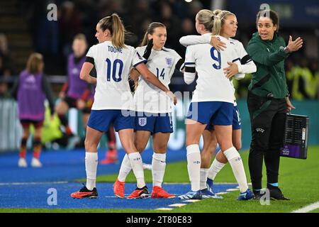 Leicester, Royaume-Uni. 27 octobre 2023. Ella Toone (10) d'Angleterre, Fran Kirby (14) d'Angleterre, Alessia Russo (9) d'Angleterre, Rachel Daly (19) d'Angleterre et la 4e officielle Ifeoma Kulmala de Finlande photographiée lors d'un match de football entre l'équipe nationale féminine d'Angleterre, appelé les Lionnes et la Belgique, appelé The Red Flames lors de la 3e journée de la compétition de l'UEFA Women's Nations League 2023-24 dans le groupe A1, le vendredi 27 octobre 2023 à Leicester, en Angleterre. Photo Stijn Audooren | crédit : Sportpix/Alamy Live News Banque D'Images