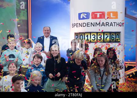 Wolfram KONS, modérateur, und die Kinder freuen sich ueber die Spendensumme in Hoehe von 20.133.760 Euro, 28. RTL Spendenmarathon Wir helfen Kindern, Fernsehen, 16.-17.11.2023. *** Wolfram KONS, présentateur, et les enfants sont ravis du don total de 20 133 760 euros, 28 RTL Spendenmarathon Wir helfen Kindern, télévision, 16 17 11 2023 crédit : Imago/Alamy Live News Banque D'Images