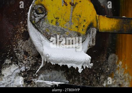 Peinture blanche suintant avec des couleurs mélangées abstraites Banque D'Images