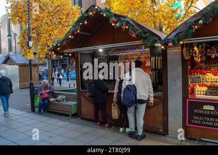 Uxbridge, Royaume-Uni. 17 novembre 2023. C'était une journée froide mais ensoleillée aujourd'hui. Un marché de Noël est arrivé dans le centre-ville d'Uxbridge, dans le quartier londonien de Hillingdon, vendant des cadeaux de Noël et de la nourriture. Crédit : Maureen McLean/Alamy Live News Banque D'Images