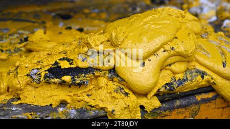 Peinture jaune suinte avec des couleurs mélangées abstraites Banque D'Images