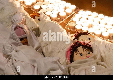 Des poupées symbolisant les enfants morts pendant le conflit alors que les travailleurs et les agences de santé au Royaume-Uni organisent une veillée devant Downing Street à Londres, appelant à un cessez-le-feu urgent à Gaza. Date de la photo : Vendredi 17 novembre 2023. Banque D'Images