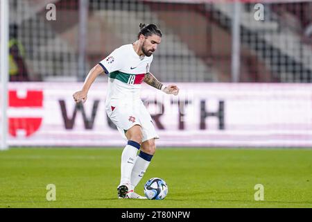 Vaduz, Liechtenstein. 16 novembre 2023. Vaduz, Liechtenstein, 16 novembre 2023 : Ruben Neves (18 Portugal) passe le ballon lors du match de football UEFA European Qualifiers entre le Liechtenstein et le Portugal au Rheinpark Stadion à Vaduz, Liechtenstein. (Daniela Porcelli/SPP) crédit : SPP Sport Press photo. /Alamy Live News Banque D'Images